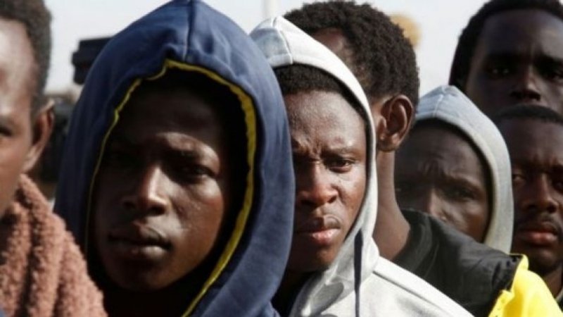  حملات وغياب للمعطيات .. حقيقة "توطين" مليون مهاجر من دول جنوب الصحراء في تونس؟