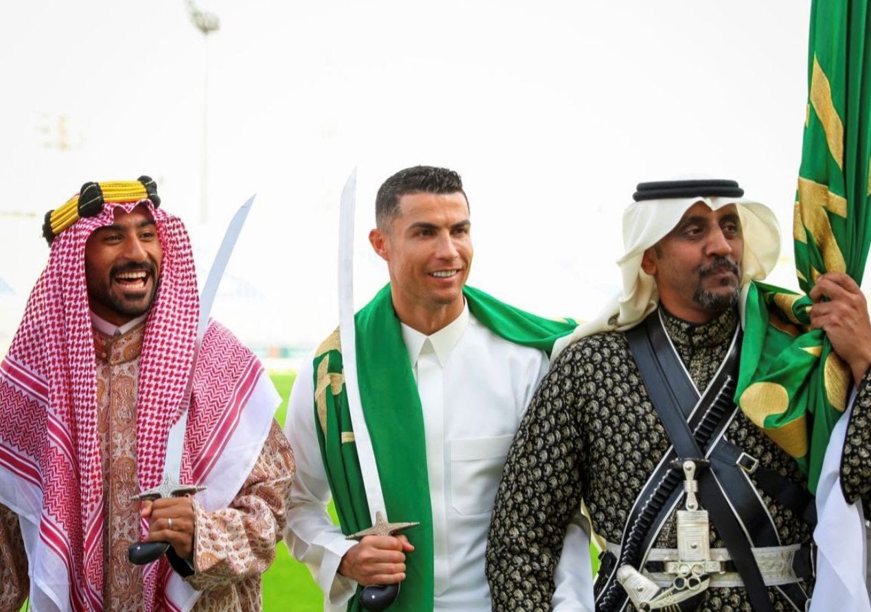 شاهد| بالزي الرسمي.. رونالدو يحتفل بيوم التأسيس السعودي