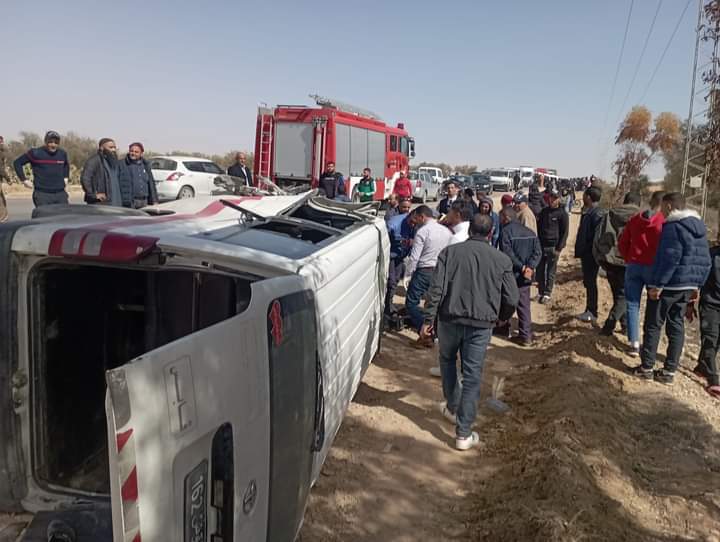 حادث  خطير في المحرس.. وفاة شخصين وإصابة 17 آخرين في اصطدام  بين سيارتي "لواج"