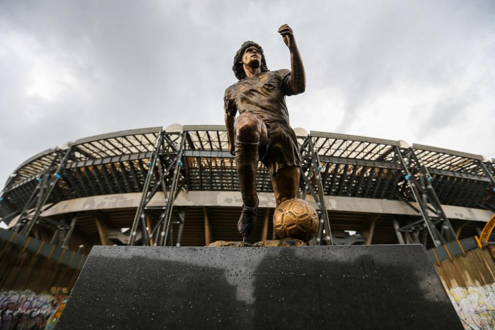 بلدية نابولي تعيد تمثال مارادونا لصاحبه