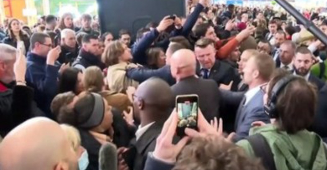 نشطاء يهاجمون ماكرون خلال زيارته معرضا في باريس