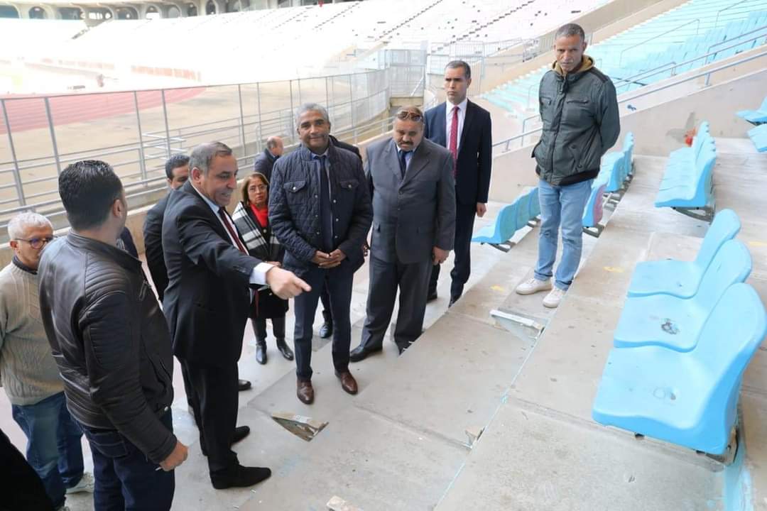 وزير الرياضة يعاين الأضرار التي لحقت ملعب رادس في المباريات الأخيرة 