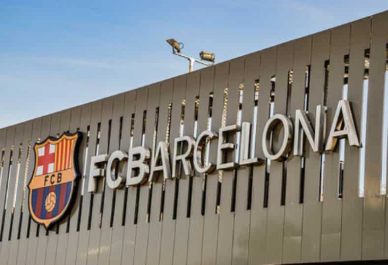 اتهام برشلونة بالفساد في قضية دفع أموال لمسؤولي التحكيم