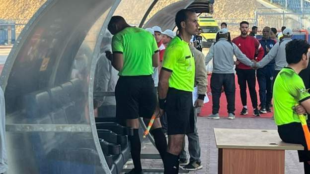 حكم في دوري الدرجة الثانية بمصر يلغي هدفا بعد الاستعانة بهاتف أحد المشجعين