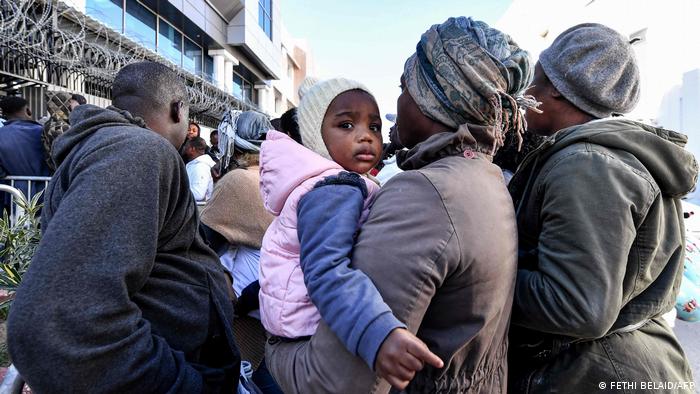 رغم الدعوات إلى التهدئة ..  منظمات تندد بالتضييق على المبادرات الإنسانية والتضامنية مع المهاجرين