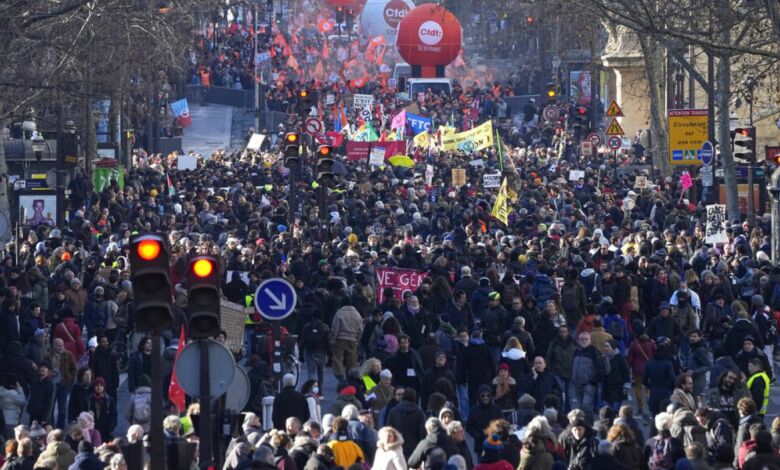  انتشار نحو 13 الف امني.. تواصل الاحتجاجات رفضا لرفع سن التقاعد بفرنسا