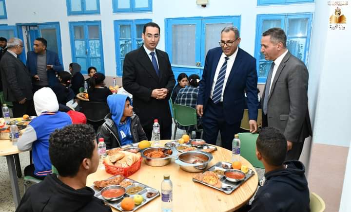 وزير التربية محمد علي البوغديري يشارك تلاميذ المدرسة الاعدادية مائدة الافطار