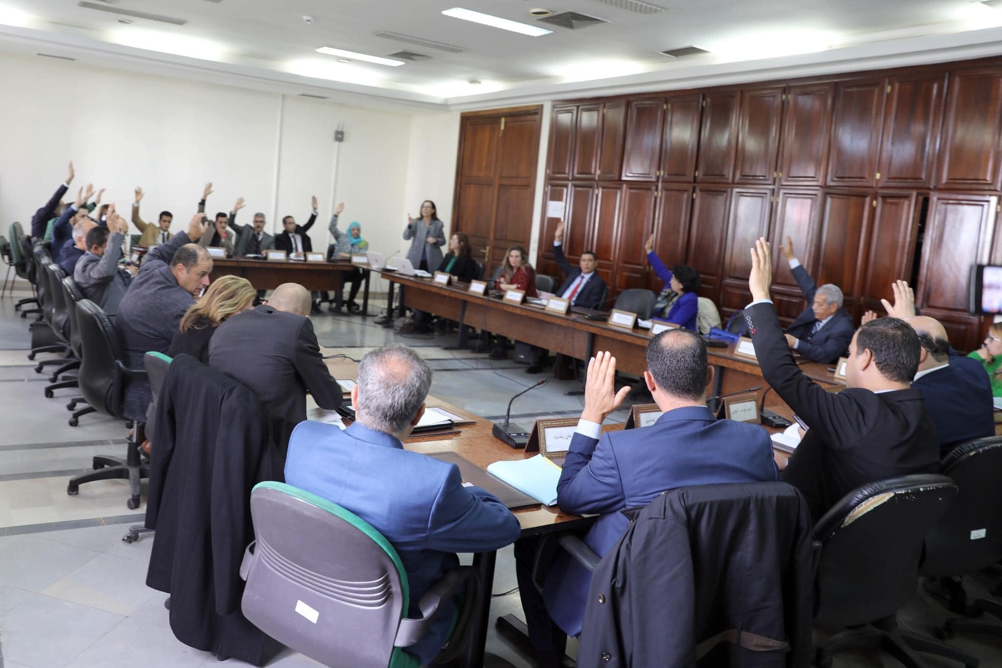 مصير مشاريع قوانين قديمة تراكمت في رفوف البرلمان .. الغربلة أم السحب نهائيا والانطلاق من ورقة بيضاء؟