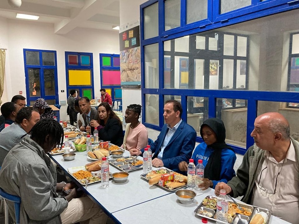 في وجبة إفطار .. والي سليانة يستمع إلى مشاغل الطلبة الأفارقة