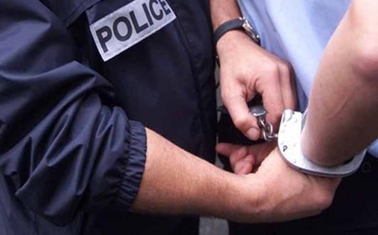   القيروان ..مواطن يرتدي زيا أمنيا يحجز وثائق سيارات مستعملي الطريق!؟!