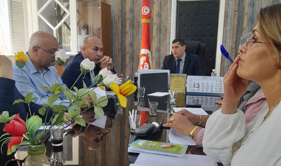 القلعة الكبرى.. إجتماع لرصد نقائص المدارس الإبتدائية استعدادا للعودة المدرسية القادمة 