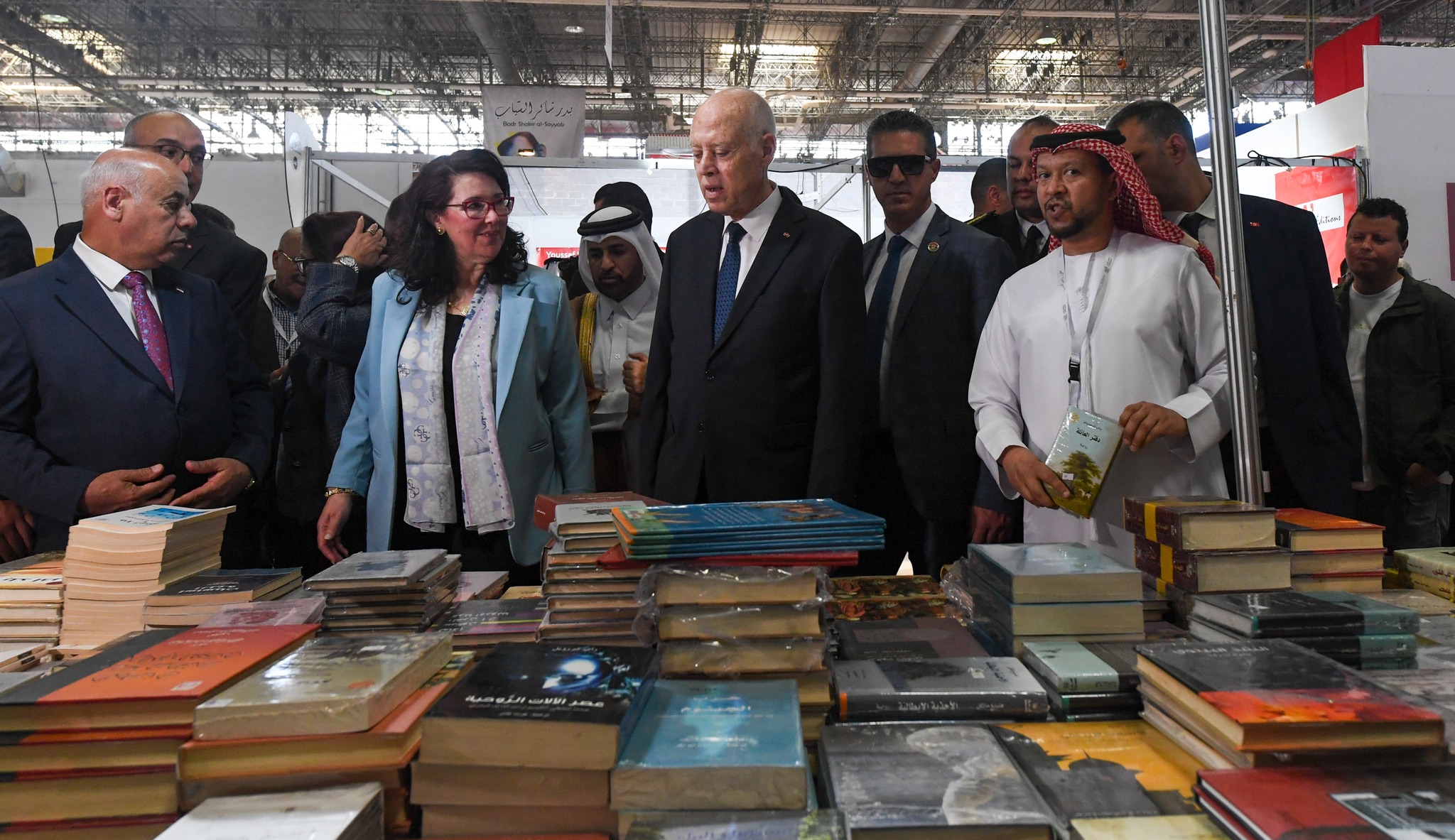 رئيس الجمهورية يعطي إشارة افتتاح معرض تونس الدولي للكتاب