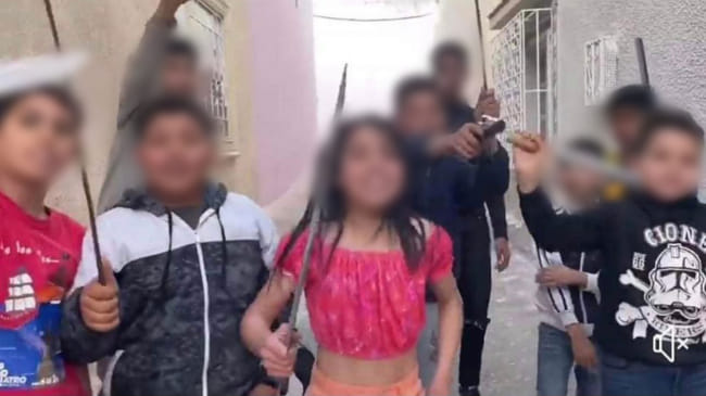 مقطع فيديو "فضح" الحادثة .. أطفال يرقصون مسلحين بالسكاكين.. الأمن يبحث.. ووزارة المرأة تتدخل