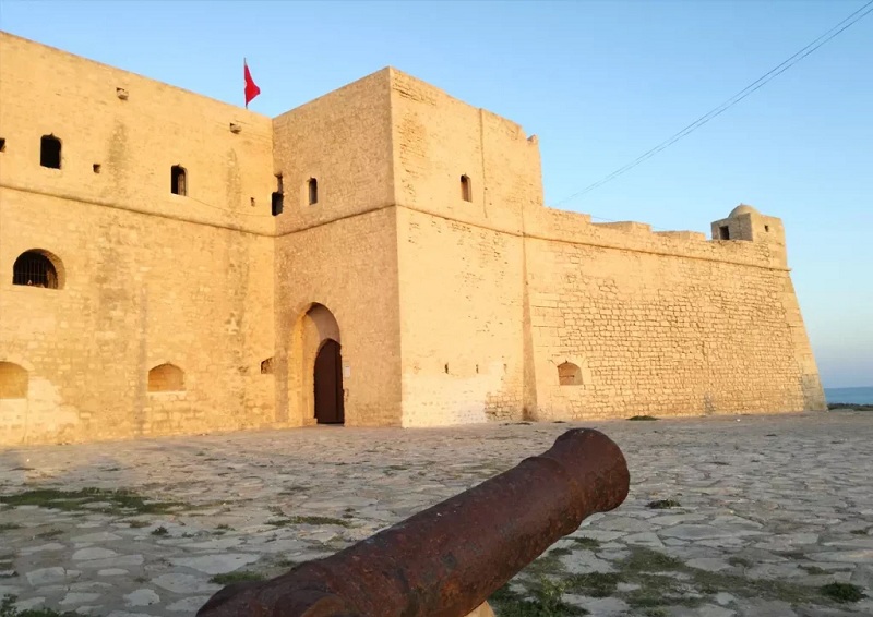 ملفات "الصباح"  |  أسوار وقلاع  صمدت أمام غزاة الماضي انهارت أمام "تتار" الداخل