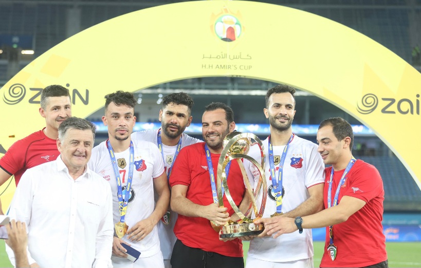 الخنيسي والعيفة والعمري يرفعون كأس أمير الكويت 