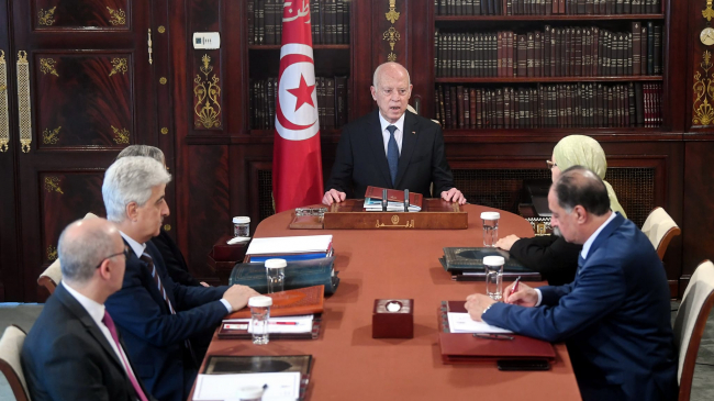 لم يكشف عن آليات تنفيذها ..سعيد يدعو إلى "تطهير" الإدارة العمومية من المندسين