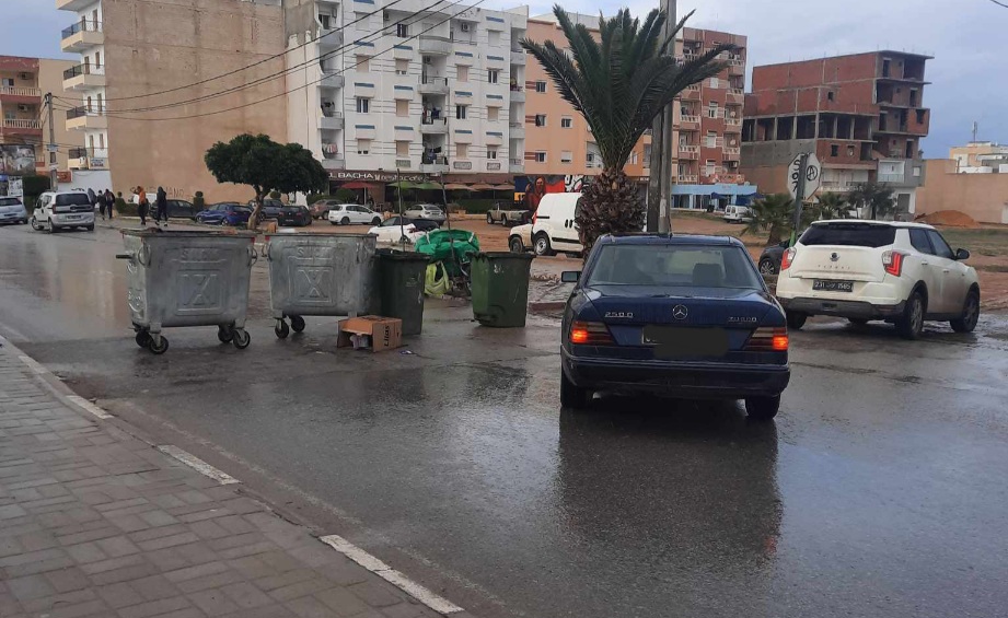 اغلقوا الطريق السياحية بواسطة حاويات..أهالي طنطانة يطالبون بتركيز مخفضات سرعة