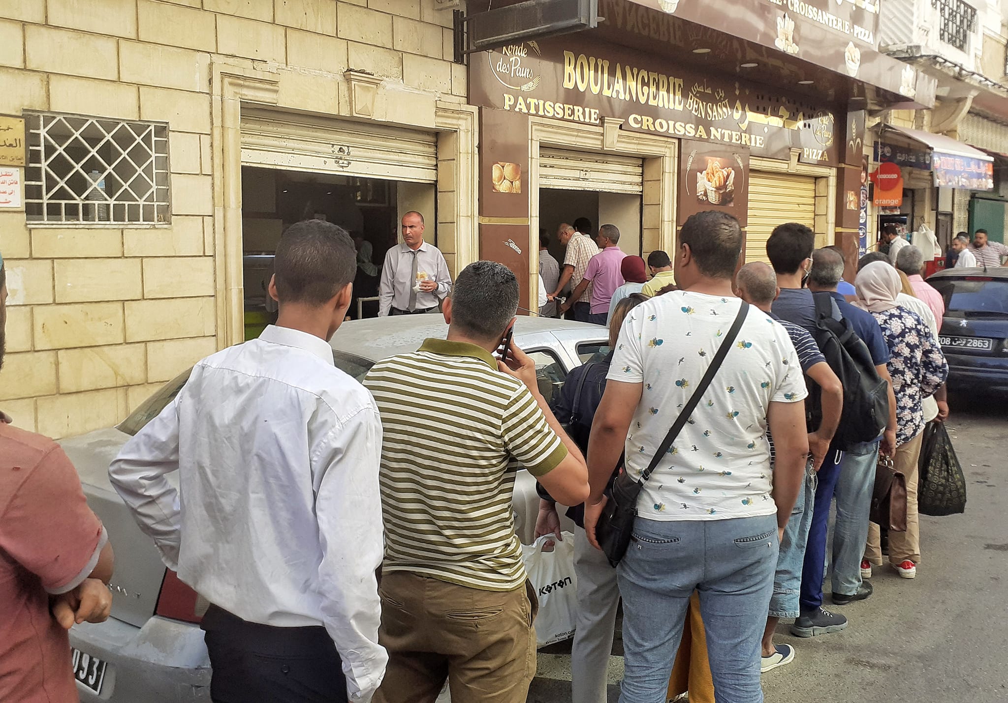 طوابير وتدافع امام المخابز .. أزمة نقص الخبز تتعمق..ومطالب بتدخل رئيس الجمهورية