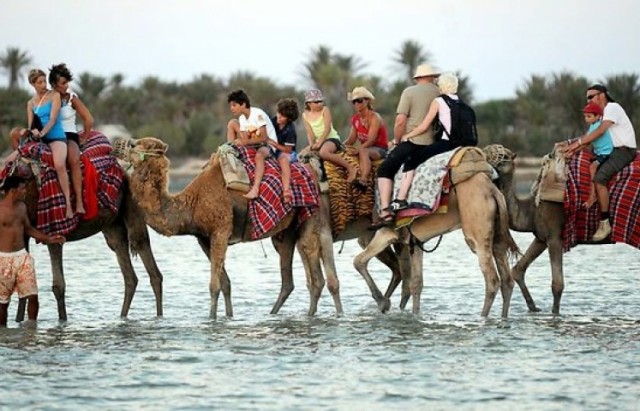  في ظل عودة التونسيين بالخارج وانتعاشة السياحة .. دعوات تحرك استباقية لتوفير المواد الاستهلاكية