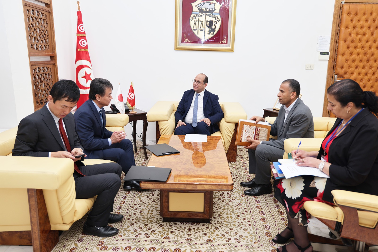 وزير الشؤون الاجتماعية يلتقي سفير اليابان بتونس