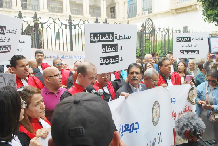 بعد مرور سنة على صدور القرار .. القضاة المعفيون "ينتفضون".. ويطالبون بتنفيذ أحكام  المحكمة الإدارية