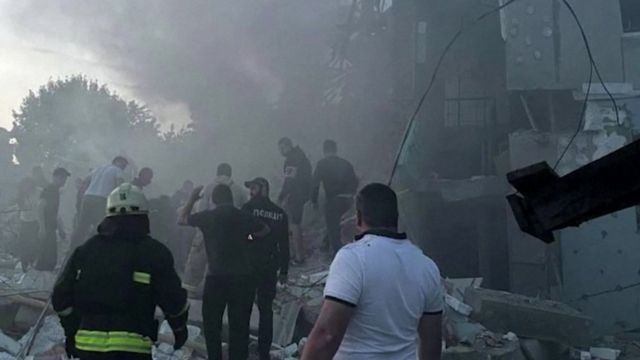  أصيب 20 شخصاً بعد غارة يعتقد أنها روسية على مدينة دنيبرو بوسط أوكرانيا