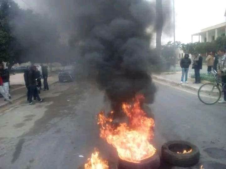 اشعلوا العجلات المطاطية.. عمال منجم الفسفاط بالمكناسي يغلقون الطريق الوطنية رقم 14!؟