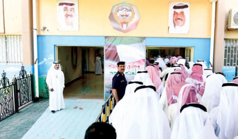 الكويتيون يدلون بأصواتهم لانتخاب ثالث برلمان في 30 شهرا
