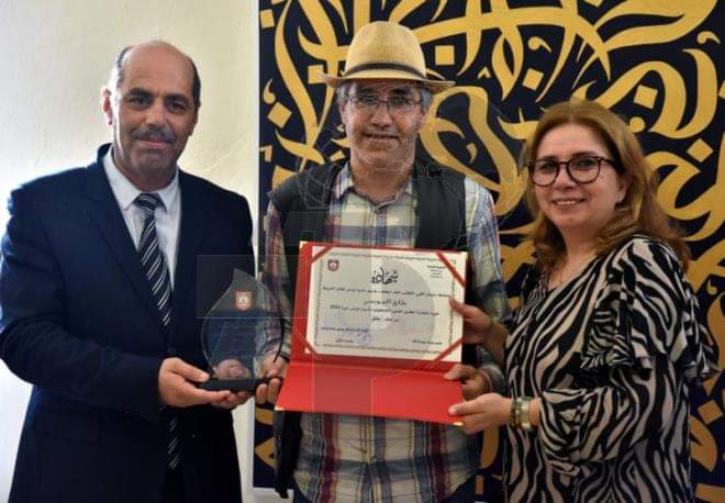 اهتمت هذا العام بالخط الفني والحروفية .. الفنان التشكيلي طارق السويسي يفوز بالجائزة الكبرى لمدينة تونس للفنون التشكيلية بعنوان 2023