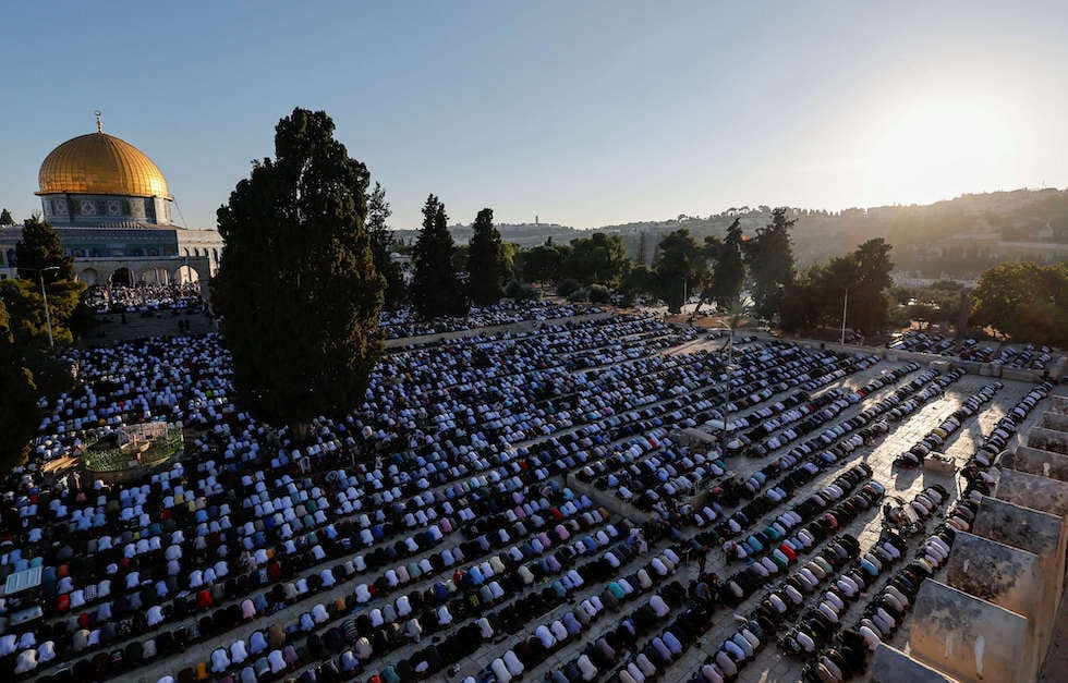 100 ألف مصل يؤدون صلاة عيد الأضحى في رحاب “الأقصى”