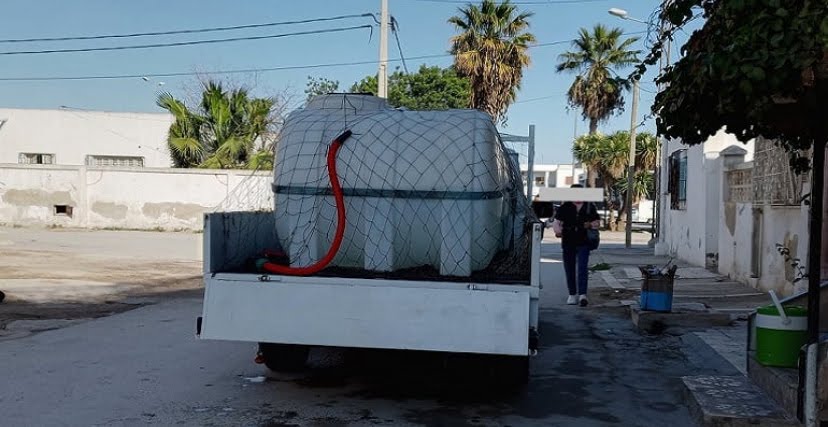  بعد تشديد الخناق عليهم و حجز سيارتهم ومعداتهم..  " باعة الماء"يحتجون ..ويطالبون بتنظيم القطاع