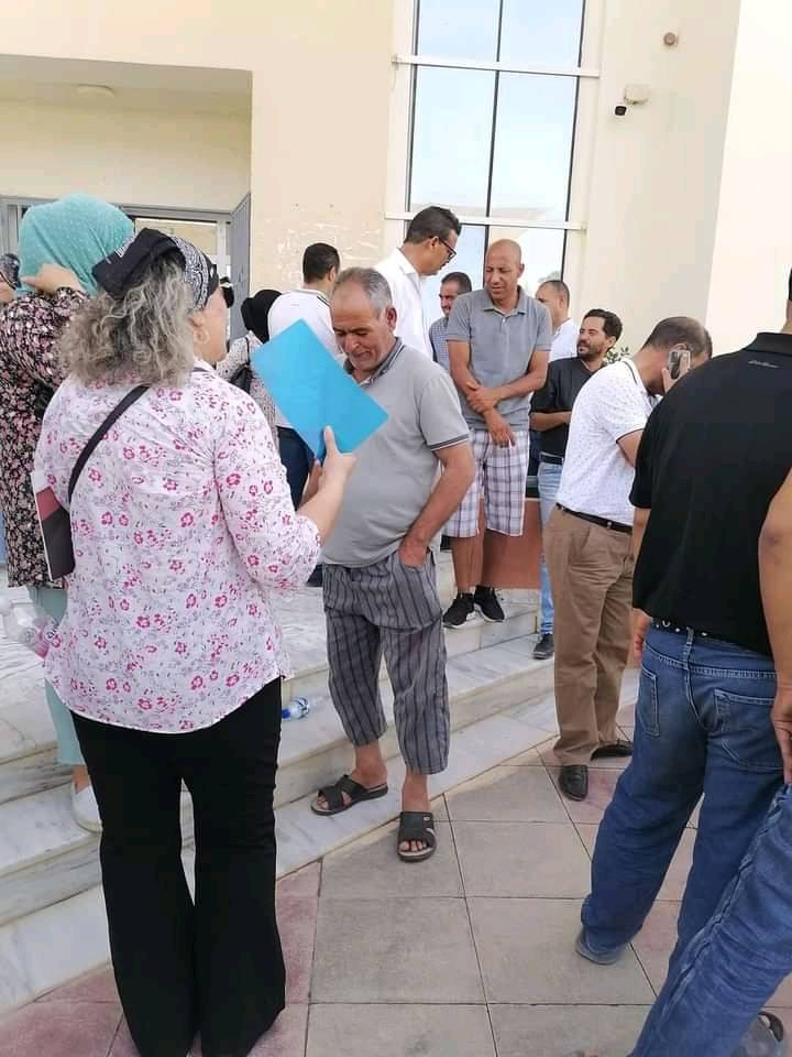على خلفية بيان وزارة التربية.. وقفة احتجاجية بالمندوبية الجهوية للتربية بسيدي بوزيد 