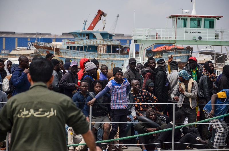 بعد مذكرة التفاهم بين تونس والاتحاد الأوروبي:   تونس تتحول لمنصة فرز وترحيل للمهاجرين.. وآلاف التونسيين مهددون بالطرد الجماعي من فضاء "شنغان"..