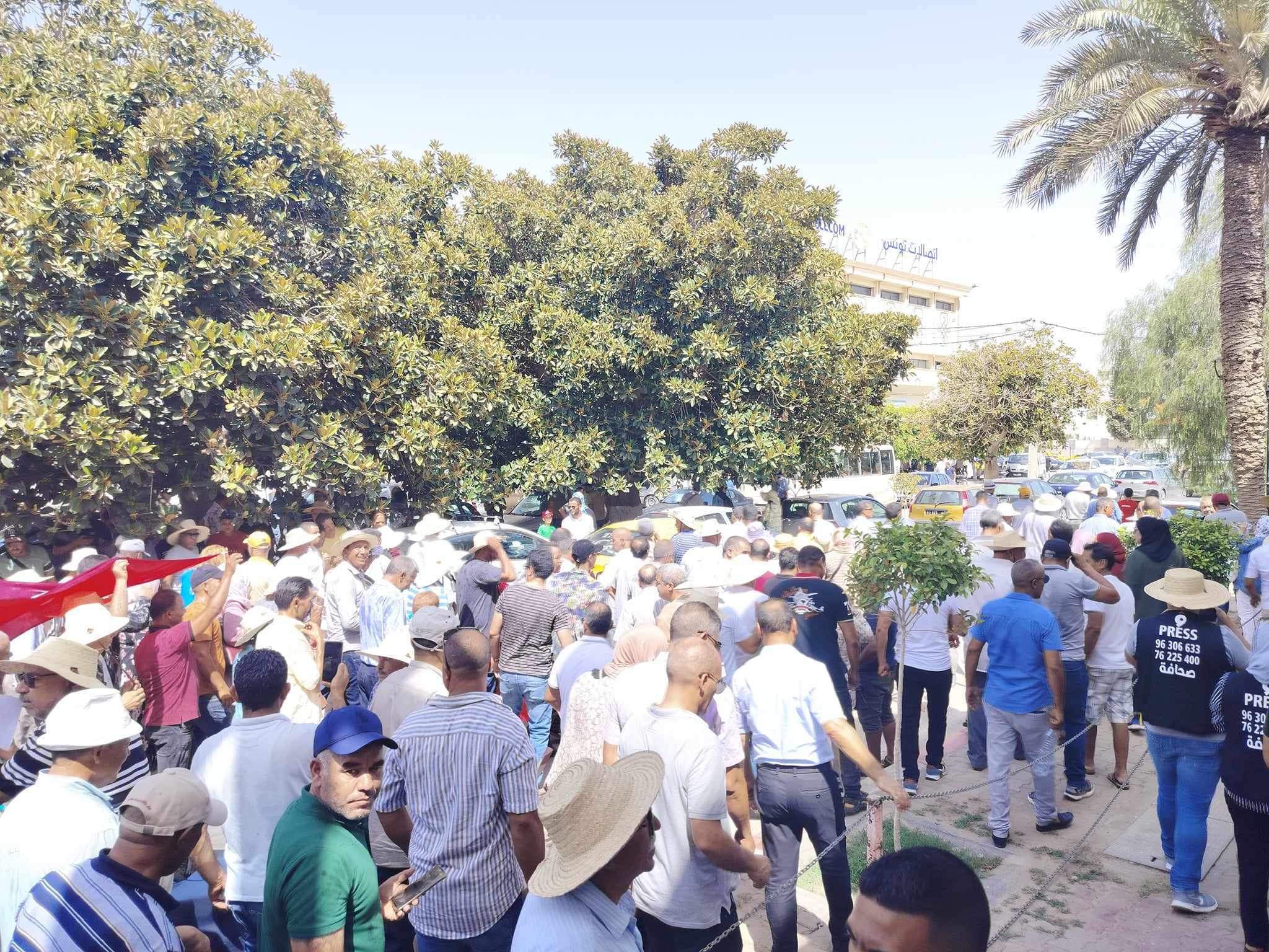 قفصة: معلمو التعليم الأساسي في مسيرة إحتجاجية على إعفاء 25 مديرا و حجز مرتب 1500 مدرس