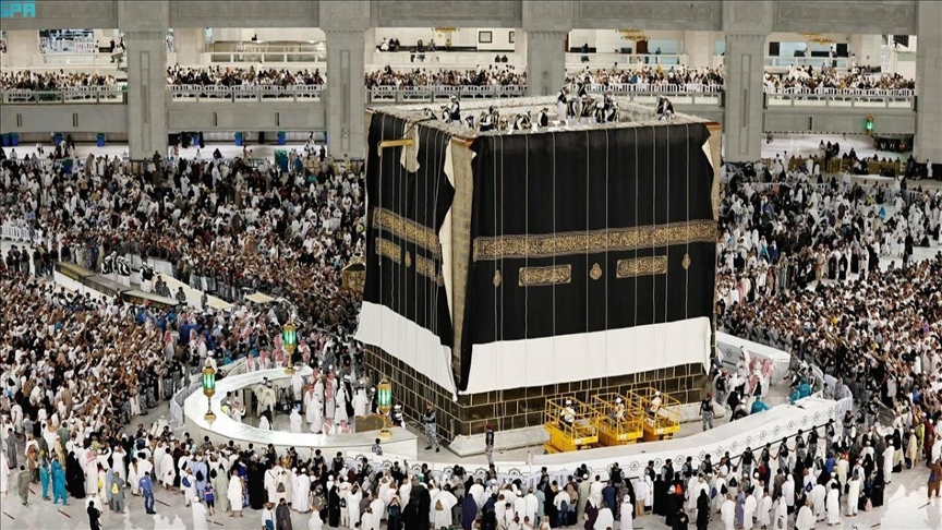  السعودية.. استبدال كسوة الكعبة المشرفة