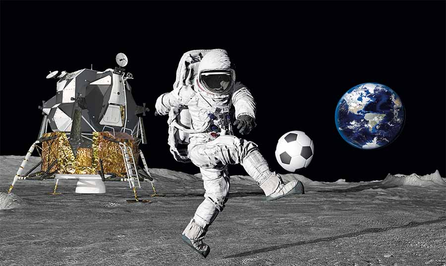 أوّل مباراة لكرة القدم على سطح القمر.. علماء يحددون موعدها