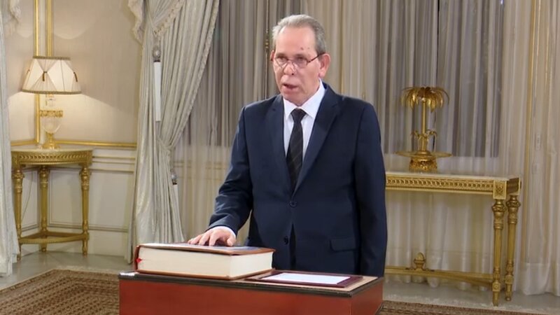  رئيس الحكومة الجديد يؤدي اليمين أمام رئيس الجمهورية