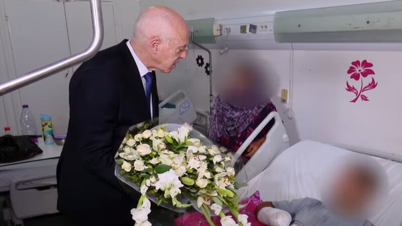 رئيس الجمهورية يعود التلميذ المصاب جراء انفجار لغم بجبل المغيلة