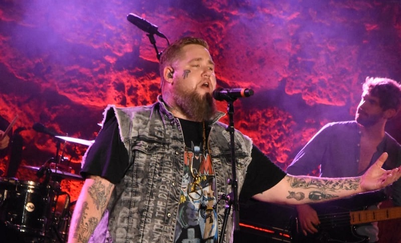 في أول حضور إفريقي- تونسي .. حناجر تردد جميع الاغاني.. وذهول "روغن بون مان" أمام الجمهور !