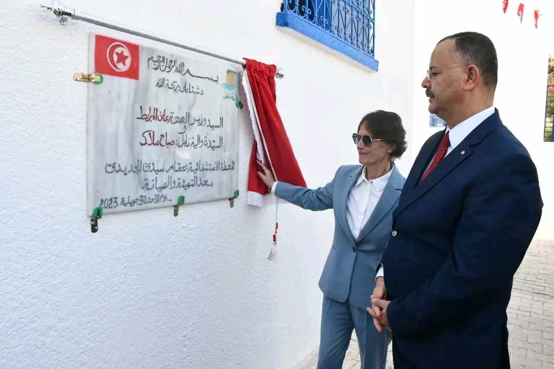  بعد الزيارة الفجئية.. رئيس الجمهورية يأمر بإزالة وتغيير رخامة تدشين حمام بنت الجديدي وحذف إسم والية نابل