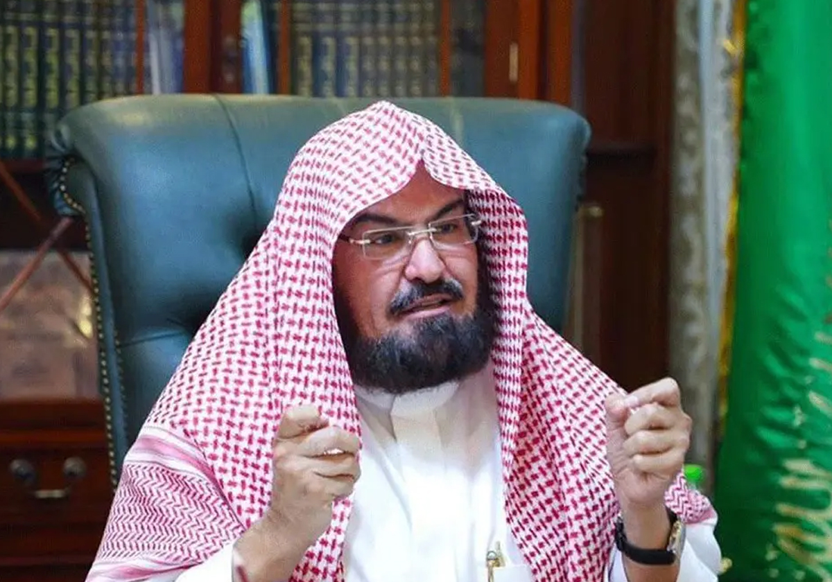 السديس يؤم المصلين بعد وعكة صحية لخطيب المسجد الحرام