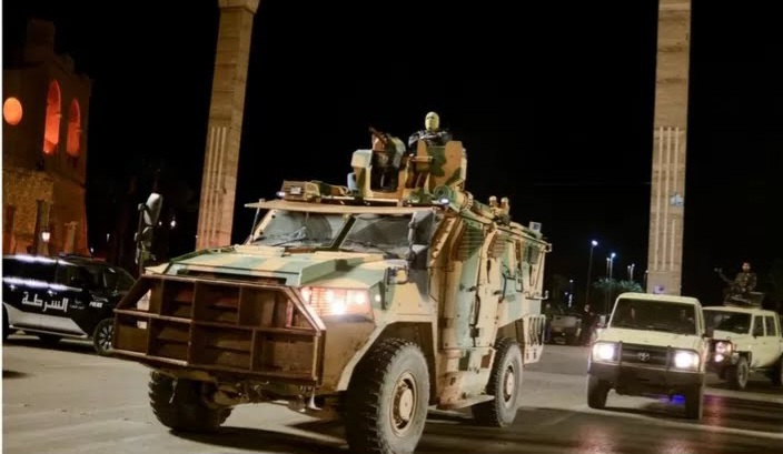 ليبيا.. اشتباكات في طرابلس وتعليق الرحلات بمطار معيتيقة