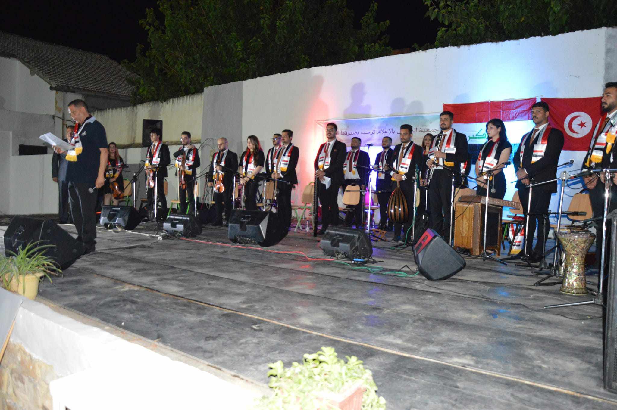 الفرقة الشبابية العربية للأنغام الموسيقية العراقية تمتع بمنزل بورقيبة