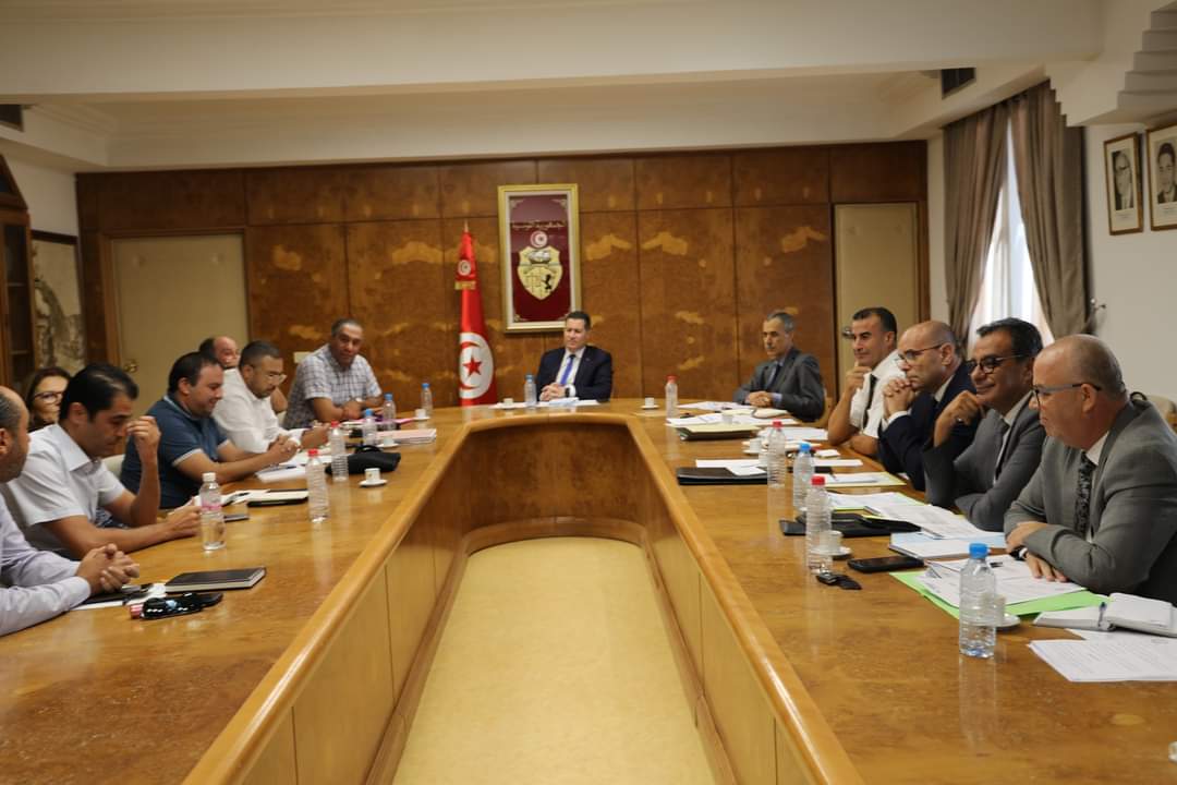 وزير النقل يجتمع بممثلي سلك طياري الخطوط التونسية