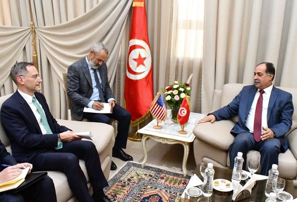 الهجرة غير النظامية محور لقاء وزير الداخلية بالسفير الأمريكي بتونس