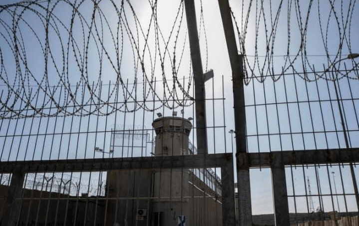 نحو ألف فلسطيني في سجون الاحتلال الإسرائيلي يضربون عن الطعام