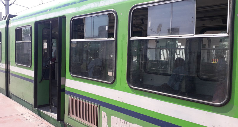  بأبواب معطبة ونوافذ مهشمة و تأخر في السفرات .. المترو الخفيف نقطة استفهام كبرى !