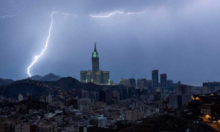 الأرصاد السعودية تصدر "الإنذار الأحمر" في مكة