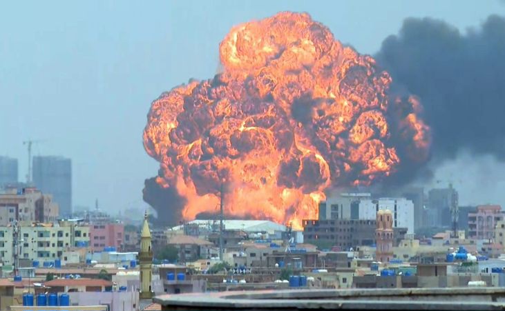 انفجار ضخم يهزّ الخرطوم.. والدعم السريع: القصف لم يستهدفْ مخازن أسلحتنا بل محطة وقود