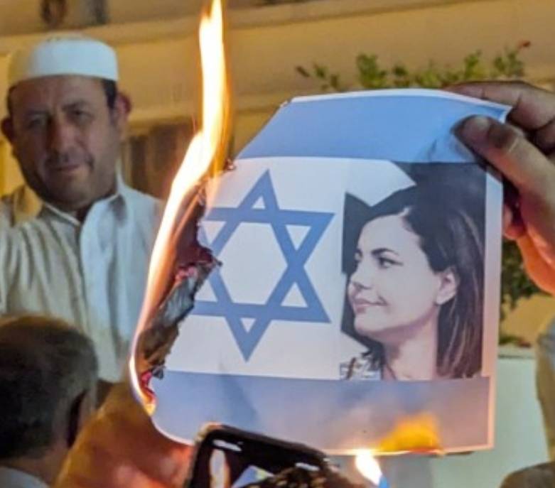 ممنوع من الحياد..   الشارع الليبي يفرمل قطار التطبيع ..